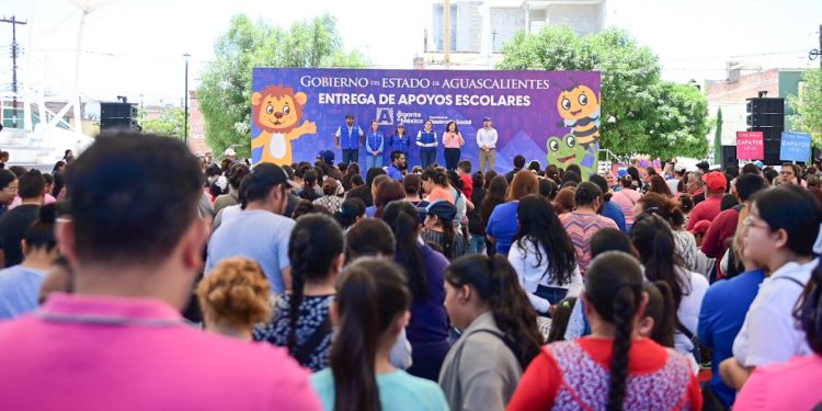 TERE JIMÉNEZ ENTREGA APOYOS ESCOLARES A MÁS DE 3 MIL ESTUDIANTES DE SAN JOSÉ DE GRACIA Y SAN FRANCISCO DE LOS ROMO
