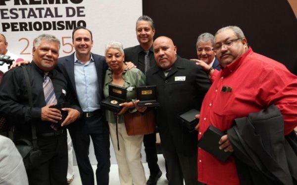 Entrega gobernador Manolo Jiménez Premio Estatal de Periodismo