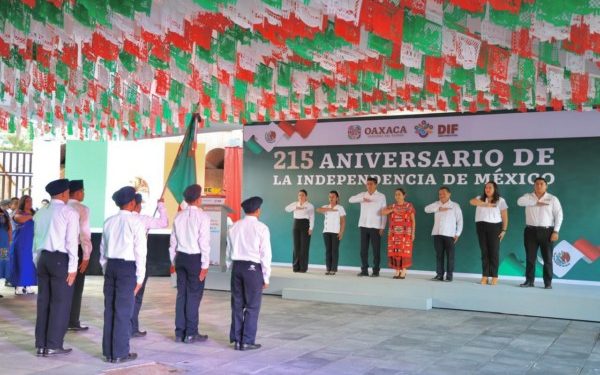 Honra DIF Oaxaca a las mujeres y hombres que legaron patria y libertad