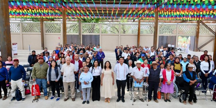 Con entrega de aparatos funcionales, Gobierno de Oaxaca mejora la salud visual y movilidad de grupos prioritarios