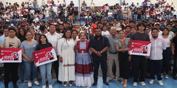 Entrega Gobierno del Estado 750 Tarjetas Joven en Juchitán de Zaragoza