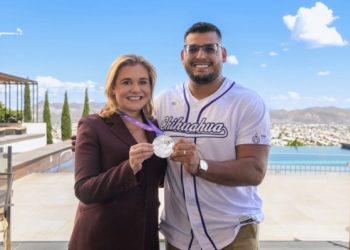 Maru Campos felicita a Uziel Muñoz por su actuación en el Mundial de Atletismo 2025