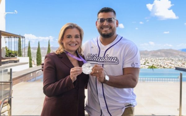 Maru Campos felicita a Uziel Muñoz por su actuación en el Mundial de Atletismo 2025