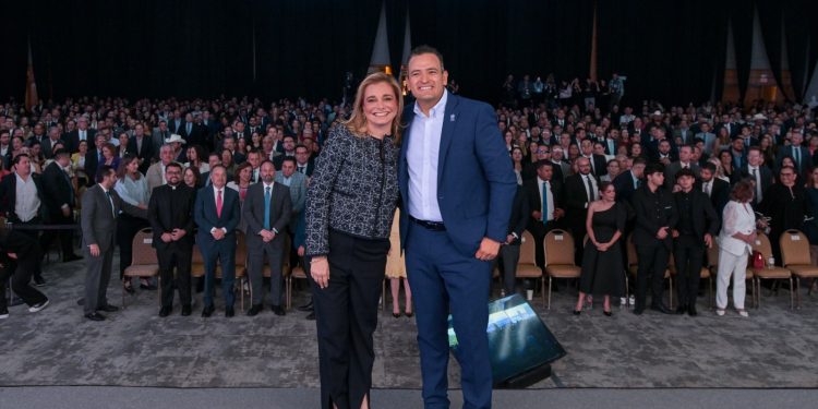Maru Campos acompaña presentación del 4to Informe de Gobierno del alcalde de Chihuahua