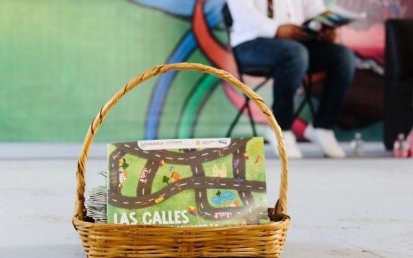 Presenta SE-Sipinna libro «Las calles son nuestras» en la FIELO 2025