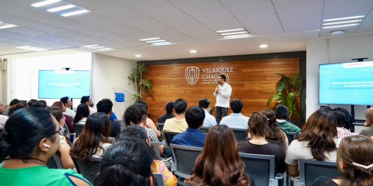 Universitarios participan en el conversatorio “¿Mandato revocable? El papel de las juventudes en el control del poder”