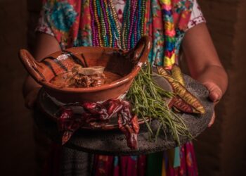 Inicia Guelaguetza Ñuu Savi y el Festival del Mole de Caderas en la ciudad de Oaxaca