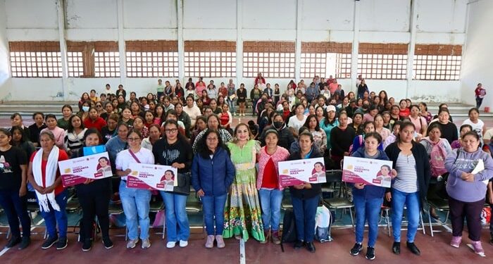 Apoya Sebienti a 182 jefas de familia de Ixtlán de Juárez con Tarjeta Margarita Maza