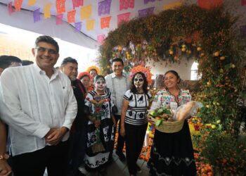 Con exhibición de 31 altares de pueblos originarios, Oaxaca comparte la fiesta pluricultural de Día de Muertos
