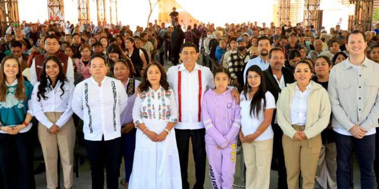 Con entrega de apoyos, Primavera Oaxaqueña acompaña y cuida de quienes lo necesitan en las ocho regiones
