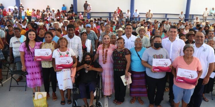 Con Tarjeta Margarita Maza, Sebienti respalda a 816 jefas de familia de Pinotepa Nacional