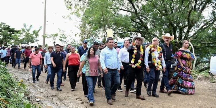 Eduardo Ramírez impulsa obras y acciones para el bienestar de las familias de Amatán e Ixhuatán