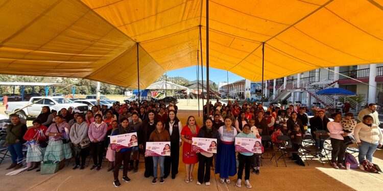 Entrega Sebienti 135 tarjetas Margarita Maza en favor del bienestar de jefas de familia en Tlaxiaco