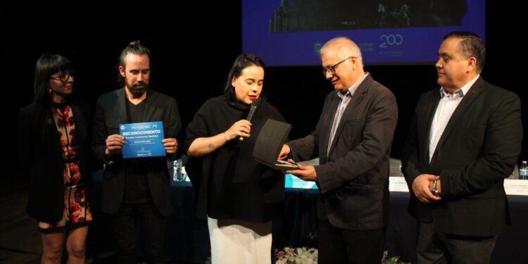 Gobierno del Estado entrega Premio Nacional de Novela Histórica a Ernesto Lumbreras