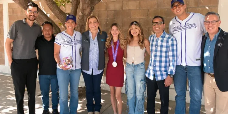 Maru Campos reconoce a Alegna González como un ejemplo para los chihuahuenses