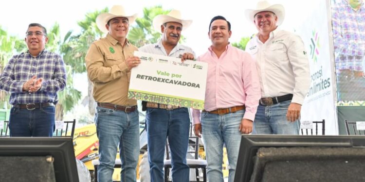 RICARDO GALLARDO REFUERZA APOYO A GANADEROS Y AGRICULTORES CON ENTREGA DE EQUIPAMIENTO