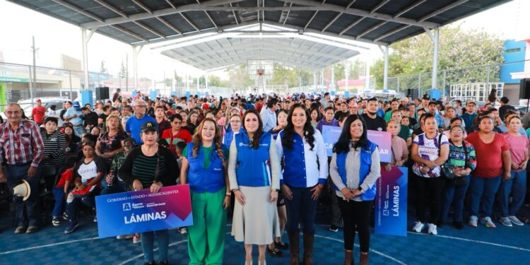 TERE JIMÉNEZ ENTREGA APOYOS A 340 FAMILIAS DE PABELLÓN DE ARTEAGA PARA QUE PUEDAN MEJORAR SUS VIVIENDAS