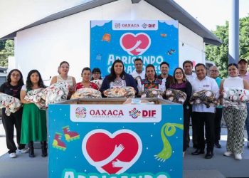 Aporta Coordinación de Comunicación Social cobijas a la colecta Abrigando Corazones 2025