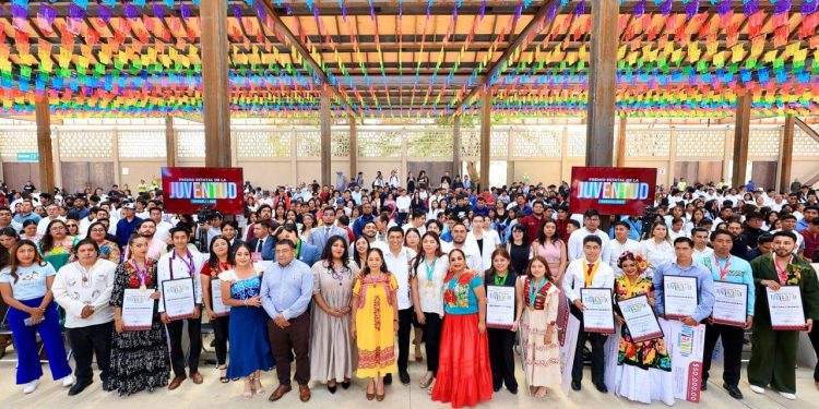 Con entrega del Premio Estatal de la Juventud 2025, Gobernador de Oaxaca reconoce fuerza transformadora de este sector