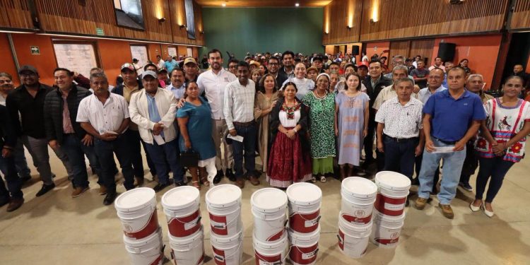Contribuye Gobierno de Oaxaca al mejoramiento de la infraestructura comunitaria indígena