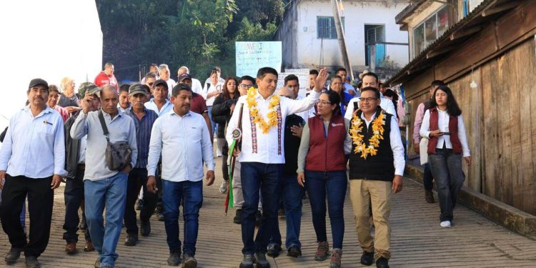 Cumple Salomón Jara con proyecto de camino en San Sebastián Nopalera, y anuncia pavimentación de más kilómetros