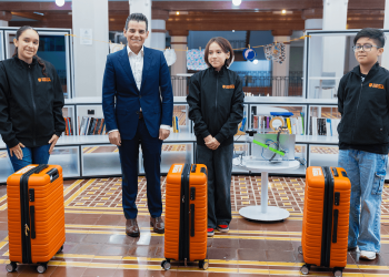 Miguel Flores dona su sueldo a estudiantes que representarán a México en Singapur