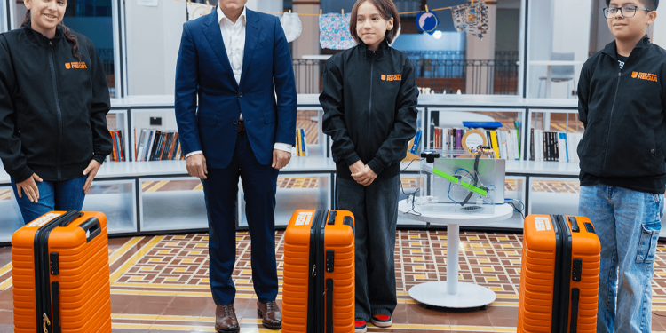 Miguel Flores dona su sueldo a estudiantes que representarán a México en Singapur