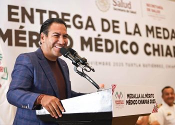 Eduardo Ramírez entrega la Medalla al Mérito Médico Chiapas 2025 al doctor Salvador Pacheco Segura