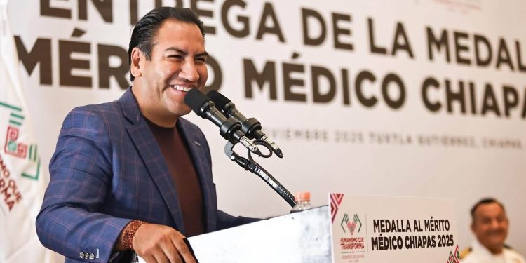 Eduardo Ramírez entrega la Medalla al Mérito Médico Chiapas 2025 al doctor Salvador Pacheco Segura