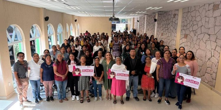 Entrega Sebienti 152 créditos Mujer Primavera para fortalecer la autonomía económica en San Pablo Yaganiza