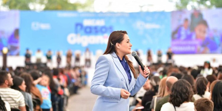 ENTREGA TERE JIMÉNEZ MÁS DE 5 MIL BECAS A ESTUDIANTES DE CALVILLO Y AGUASCALIENTES