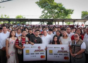 Gobernador Joaquín Díaz Mena inicia entrega de tarjetas «Felipe Carrillo Puerto» a estudiantes de la UADY