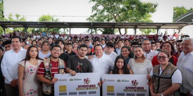 Gobernador Joaquín Díaz Mena inicia entrega de tarjetas «Felipe Carrillo Puerto» a estudiantes de la UADY