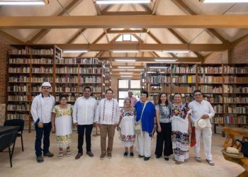 Gobernador Joaquín Díaz Mena entrega certificados de licenciatura e inaugura biblioteca en la Ubbjg de Valladolid