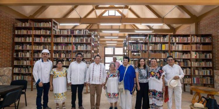 Gobernador Joaquín Díaz Mena entrega certificados de licenciatura e inaugura biblioteca en la Ubbjg de Valladolid
