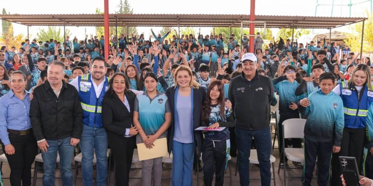 Maru Campos preside entrega de mobiliario y equipo para 36 escuelas de la región noroeste del estado