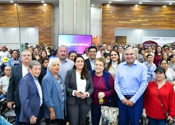 MÁS DE 700 PERSONAS RECIBIERON SILLAS DE RUEDAS, PRÓTESIS DE CADERA Y RODILLA, LENTES, ANDADERAS Y BASTONES, DE MANOS DE TERE JIMÉNEZ