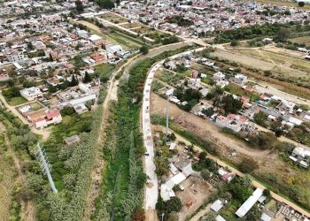 Pavimenta SIC avenida Río Salado en Santa Cruz Amilpas con concreto hidráulico