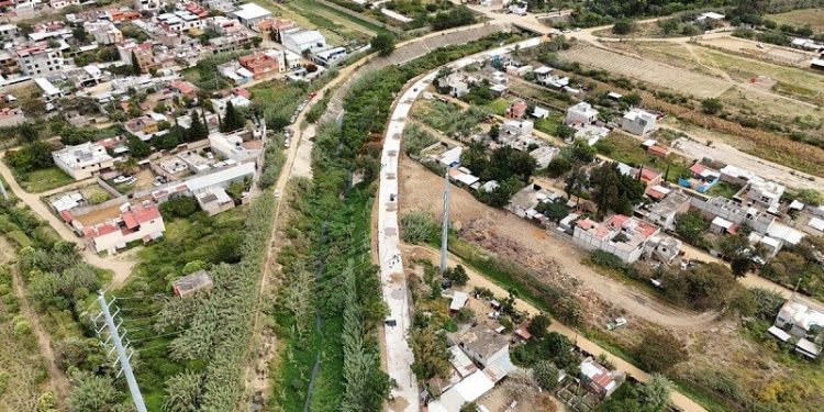 Pavimenta SIC avenida Río Salado en Santa Cruz Amilpas con concreto hidráulico