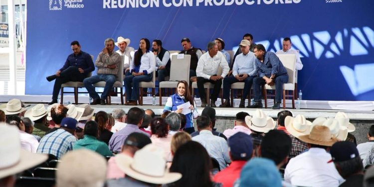 TERE JIMÉNEZ SE REÚNE CON PRODUCTORES DEL CAMPO PARA ATENDER SUS SOLICITUDES