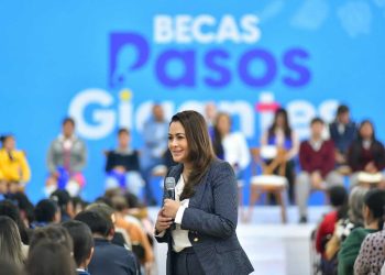 TERE JIMÉNEZ INICIA ENTREGA DE MÁS DE 11 MIL BECAS A ESTUDIANTES DE TODO EL ESTADO