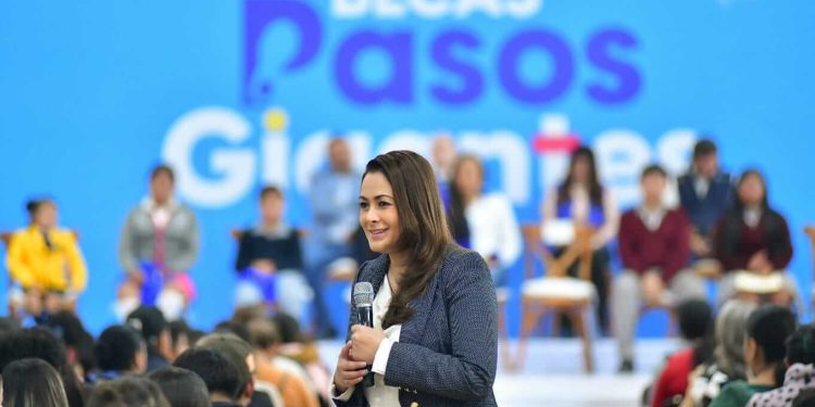 TERE JIMÉNEZ INICIA ENTREGA DE MÁS DE 11 MIL BECAS A ESTUDIANTES DE TODO EL ESTADO