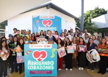 Con juguetes, se suma Coordinación de Comunicación Social a la campaña Abrigando Corazones 2025