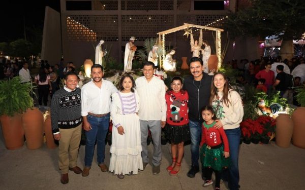 En presencia de 20 mil asistentes, Irma Bolaños y Salomón Jara inauguran el Festival Navideño que fortalece lazos familiares