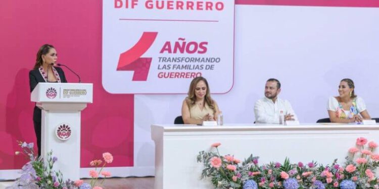 Gobernadora Evelyn Salgado acompaña a Liz Salgado en su 4to informe al frente del DIF Guerrero
