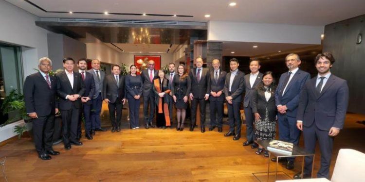 Gobernador Joaquín Díaz Mena participa en cena de trabajo con el Presidente de la República de Singapur