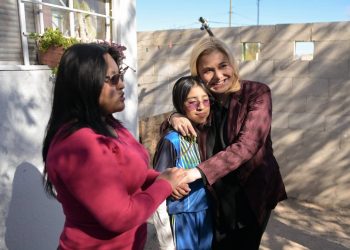 Maru Campos entrega vivienda a familia juarense en situación de vulnerabilidad