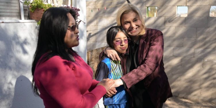 Maru Campos entrega vivienda a familia juarense en situación de vulnerabilidad