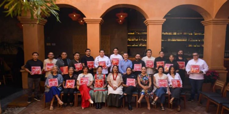 Reciben 23 restaurantes oaxaqueños placas de la Guía Michelin 2025 por su excelencia culinaria